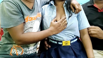 दो लड़कों ने जबरन एक कॉलेज की लड़की को चोदा, हिंदी में साफ आवाज़ में