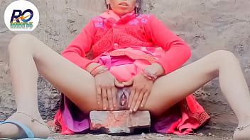 भाभी ने सारी उठाके उँगलियों से ऐसी खलबली मचाई कि सारा बदन गर्म हो गया