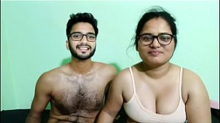 बड़ी उम्र के छात्र ने अपनी कॉलेज की छोटी प्रेमिका को फ्लैट पर बुलाकर जमकर चोदा