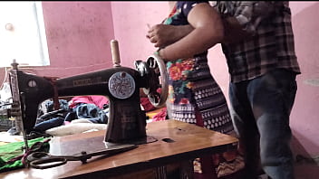 भाभी की चूत में सिलाई करते हुए अंकल ने जमकर मारा