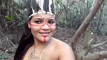 Tigresa Vip Se Traja De índia Selvagem E Ataca O Lenhador, Mas Ele A Domina E Invade Seu Cuzinho Ardente